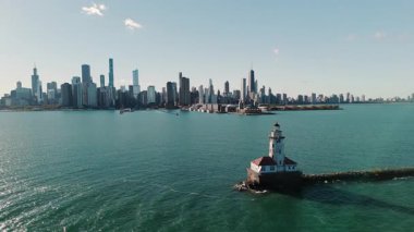 Chicago Limanı Deniz Feneri 'nin şehir merkezindeki gökyüzü manzaralı hali. Güneşli güzel bir gün. Yüksek kalite 4k görüntü