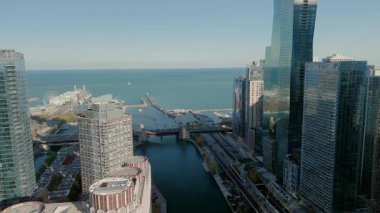 Chicago şehir merkezinin insansız hava aracı görüntüsü gökdelenleri ve mimari unsurları yakalıyor. Yüksek kalite 4k görüntü