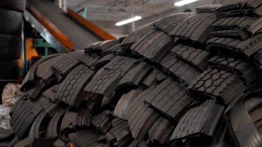 Lastik geri dönüşüm fabrikası işlemesi sürdürülebilir imalat için tekrar kullanılabilir malzemelere kauçuk kullanılır. Yüksek kalite 4k görüntü