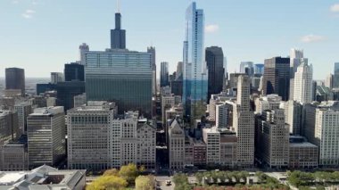 Chicago 'nun modern şehir siluetinin rıhtım manzarası, Chicago şehir merkezinin hava perspektifi. Yüksek kalite 4k görüntü