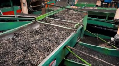 Makine atık lastiği yeniden kullanılabilir granüllere dönüştürüyor. Yüksek kalite 4k görüntü