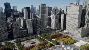 Chicago şehir merkezinden, şehir yoğunluğu ve mimari çeşitliliği vurguluyor. Şikago İl. ABD 22 sep 2024. Yüksek kalite 4k görüntü