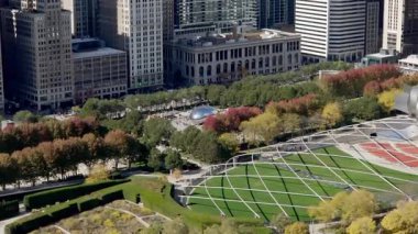 Chicago şehir merkezinden yukarıdan, şehir yoğunluğunu ve mimari çeşitliliği vurguluyor. Yüksek kalite 4k görüntü