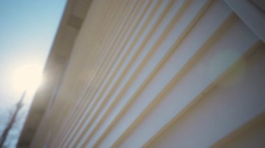 Modern ev duvarının beyaz kaplamasına modern panellerle geniş bir bakış açısı, gösterişli ve klasik bir dış görünüş sağlıyor. Kamera görüntüsünü değiştir. Yüksek kalite 4k görüntü