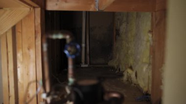 Evin bodrumunda ya da malzeme odasında mavi vanası olan bakır tesisat sistemi. Ev suyu bakım ve onarım konsepti. Yüksek kalite 4k görüntü