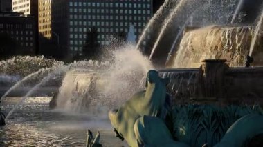 Chicago, Illinois 'deki Buckingham Çeşmesi' nde çarpıcı bir su manzarası var. Yüksek kalite 4k görüntü