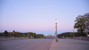 Grant Park 'ta su püskürten Buckingham Çeşmesi' nin göz kamaştırıcı gece sahnesi. Yüksek kalite 4k görüntü