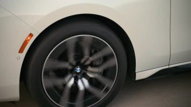 BMW 7 beyaz araba yolda gidiyor. Naperville 'i kapatın. 5 Ekim 2024. Yüksek kalite 4k görüntü
