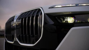 BMW 7 'nin yoldaki beyaz arabasının yakın görüntüsü. Naperville IL.USA 5 Ekim 2024. Yüksek kalite 4k görüntü