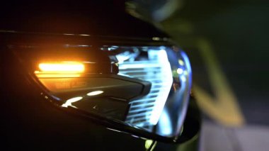Yeni BMW M5 serisinin far ışığı. Araba elementi. Naperville lL ABD 22 Ekim 2024. Yüksek kalite 4k görüntü