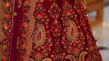 Hindu gelinliğinin unsurları. Güzel altın işlemeli geleneksel kırmızı elbiseler. - Evet. Yüksek kalite 4k görüntü