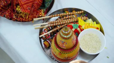 Hint Hindu Ayinleri 'nin unsurları düğün töreninde gerçekleştirilir. Törene hazırlanmak için yakın çekim. Yüksek kalite 4k görüntü