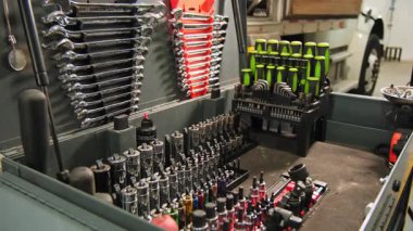 Tamir atölyesindeki alet çantası, teftiş sırasında kullanılan bakım seti, bir tamirhanede çeşitli aletler. Yüksek kalite 4k görüntü