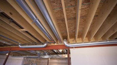 Bodrum, ahşap kirişler ve destek yapılarıyla inşa ediliyor. Yüksek kalite 4k görüntü