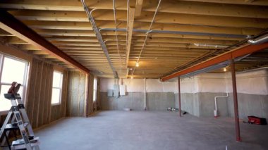 İnşaat halindeki bir evin bodrumundaki ahşap çerçeve. Yüksek kalite 4k görüntü