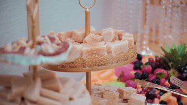 Meydandaki kutlama partisinde içinde Asya şekeri, kurabiye ve çeşitli meyveler olan çöl tepsileri. Yüksek kalite 4k görüntü