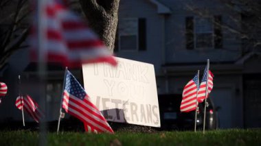 Rüzgarda dalgalanan Amerikan bayrakları özgürlük ve birliği temsil ediyor. Yüksek kalite 4k görüntü