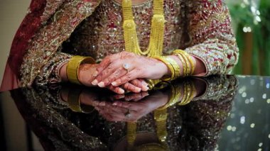 Gelin geleneksel kırmızı ve altın sarısı Hint kıyafetleri giyiyor, Hindu düğünü unsurları. Manzarayı kapat. Yüksek kalite 4k görüntü