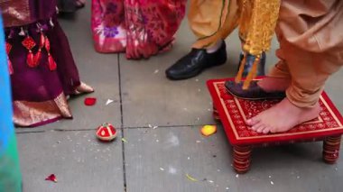 Kutsal düğün töreninde yapılan Hint Hindu ayinleri. Düğün töreninin bir kısmını yakından çek. Yüksek kalite 4k görüntü