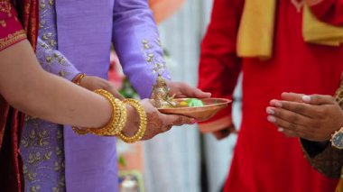 Kutsal düğün töreninde gerçekleştirilen Hint Hindu ayinleri. Düğün töreninin bir kısmını yakından çek. Yüksek kalite 4k görüntü