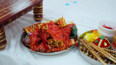 Hint Hindu ayinlerinin çeşitli unsurları kutsal düğün törenlerinde gerçekleştirilir. Törene hazırlanmak için yakın çekim. Yüksek kalite 4k görüntü