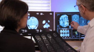 Hasta MRI taraması, beyin sağlığını değerlendirmek ve en iyi tedaviyi belirlemek için doktorlar ve hasta tarafından incelenir. Yüksek kalite 4k görüntü