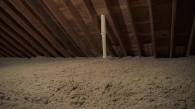 Selüloz tavan arası yalıtımı ve ortaya çıkan ahşap kirişlerle enerji tasarruflu ev geliştirme. Yüksek kalite 4k görüntü