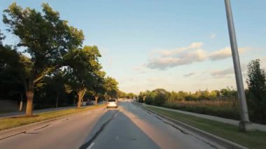 Güneşli bir sabahta, ABD 'nin banliyö bölgesinde, hareket halindeki araçtan geniş açıyla çekilmiş. - Evet. Yüksek kalite 4k görüntü