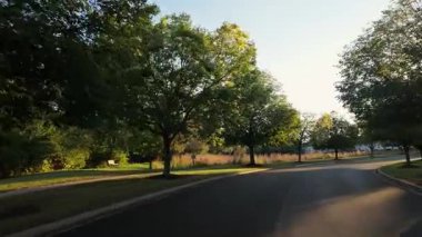 Güzel güneşli bir sabahta, ABD 'nin yerleşim bölgesi boyunca hareket halindeki araçtan POV görüntüleri. - Evet. Yüksek kalite 4k görüntü