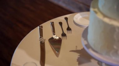 Geleneksel düğün pastasının yanına bir bıçak yerleştirilmiş hali. Yüksek kalite 4k görüntü