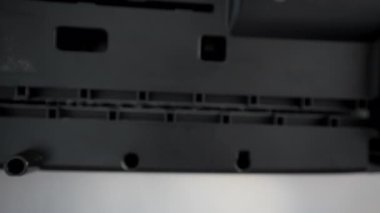 Kağıt öğütücü, bir belgeyi ince şeritlere ayırıyor. Yüksek kalite 4k görüntü