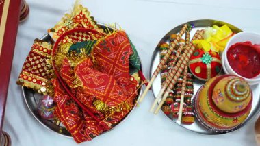 Hindistan Hindu Ayinleri 'nin unsurları düğün töreninde gerçekleştirilir. Törene hazırlanmak için yakın çekim. Yüksek kalite 4k görüntü