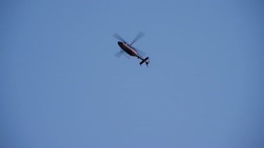 Polis helikopteri olay yerinin etrafında dolanıyor. - Evet. Yüksek kalite 4k görüntü