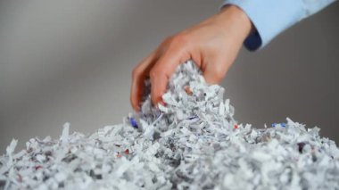 Kağıt ofis evrakları kadın işçilerin elinde. Kapatın. Yüksek kalite 4k görüntü