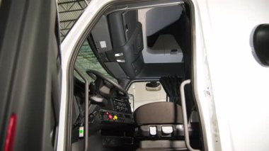  Kamyonun kabini. Kamera içeriden hareket ediyor. - Evet. Yüksek kalite 4k görüntü