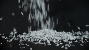 Parçalanmış ofis kağıtları masanın üstüne düşüp yığılıyor. Yüksek kalite 4k görüntü