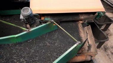 Atık lastiği yeniden kullanılabilir granüllere dönüştüren makinelerin yakın görüntüsü. Yüksek kalite 4k görüntü