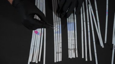 Siyah eldivenli eller parçalanmış belgeleri birleştiriyor, gizlilik, veri kurtarma. Yüksek kalite 4k görüntü