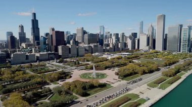 Chicago 'nun geniş hava manzarası, tarihi ve modern şehir unsurlarının karışımını gösteriyor. Yüksek kalite 4k görüntü
