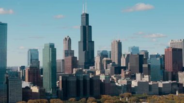 Chicago şehir merkezinin güneşli bir gökyüzünün altında sonbahar renkleriyle çekilmiş görüntüsü. Yüksek kalite 4k görüntü