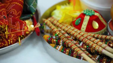 Hint Hindu ayinleri için çeşitli elementler kutsal düğün töreninde icra edilir. Törene hazırlanmak için yakın çekim. Yüksek kalite 4k görüntü