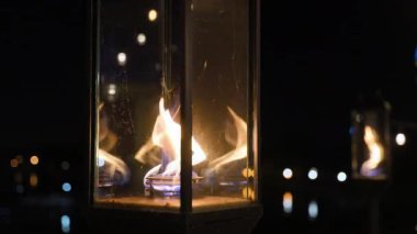 Festival dekoratif yangın lambası, sokak lambaları gece dışarıda parlıyor. Ilık ışıklandırma, klasik lamba çelengi, bayram ya da parti için dekorasyon. Yüksek kalite 4k görüntü