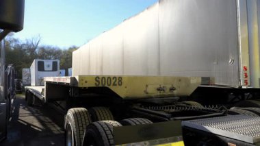 Otoparktaki yarı kamyonlar için karavan ve diğer römorklar. Stabil atışı. Yüksek kalite 4k görüntü