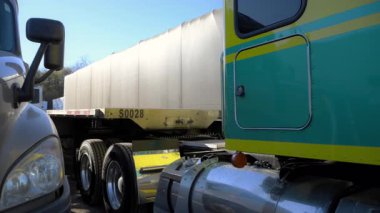 Kamyon otoparktaki karavanı hazırlıyor. Ağır çekim. Yüksek kalite 4k görüntü