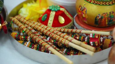 Hint Hindu ayinleri için çeşitli elementler kutsal düğün törenlerinde icra edilir. Törene hazırlanmak için yakın çekim. Yüksek kalite 4k görüntü