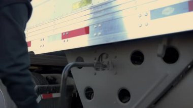 Kamyon otoparkta römorku ayarlıyor. Ağır çekim. Yüksek kalite 4k görüntü