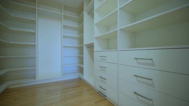 Boş, yeni yapılmış gardırop parçaları, geniş kamera görüntüsü. Yüksek kalite 4k görüntü