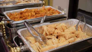  Konuklar, mekandaki çeşitli kızarmış yiyeceklerle birlikte lezzetli yemek büfesinin tadını çıkarıyorlar. - Evet. Yüksek kalite 4k görüntü