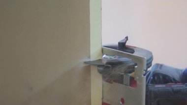 İnşaat alanı. İç duvarı yıkıyorum. Yüksek kalite 4k görüntü