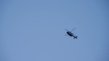 Polis helikopteri olay yerinin etrafında dolanıyor. Yukarıdan aşağı görüntüler. Yüksek kalite 4k görüntü